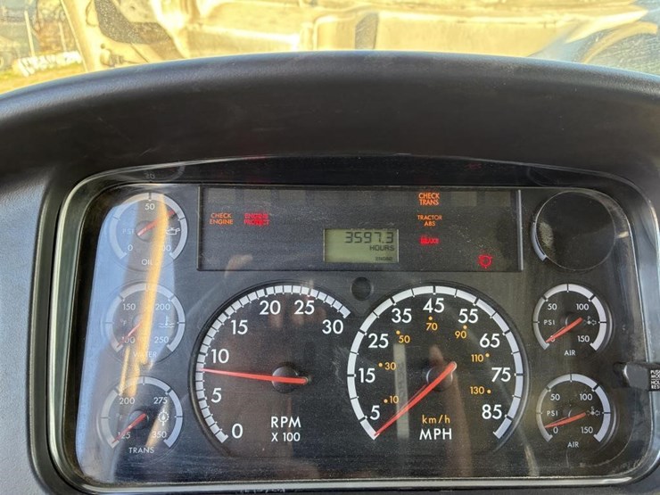 2010-freightliner-m2-106-image-11