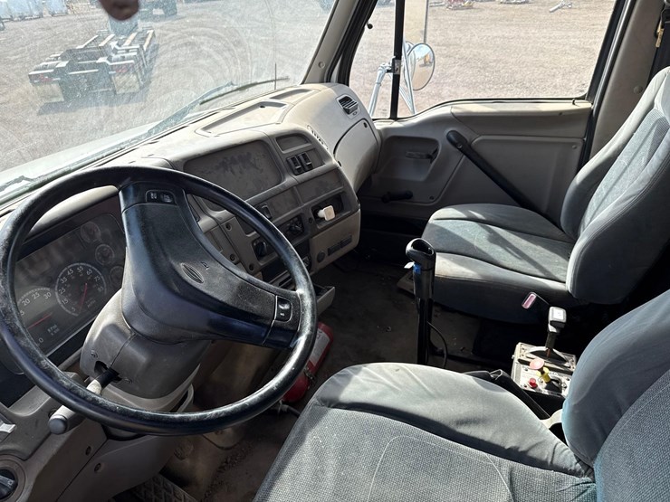 2005-sterling-lt8500-image-23
