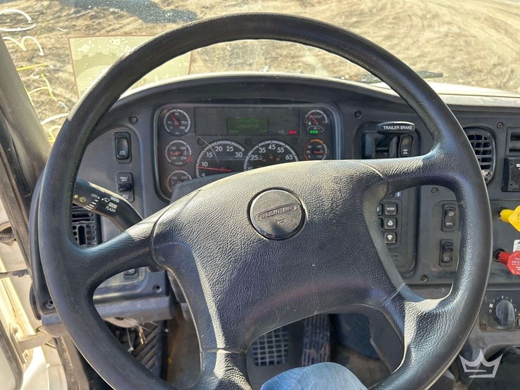 2019-freightliner-m2-106-image-14