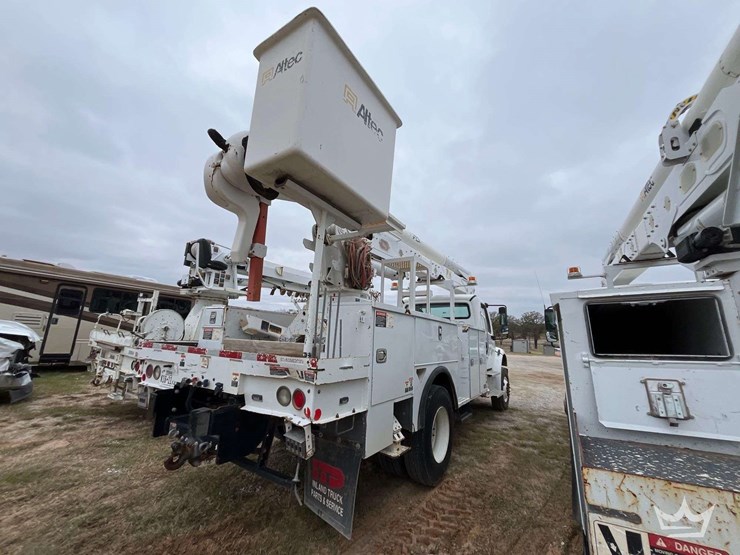 2018-freightliner-m2-106-image-3