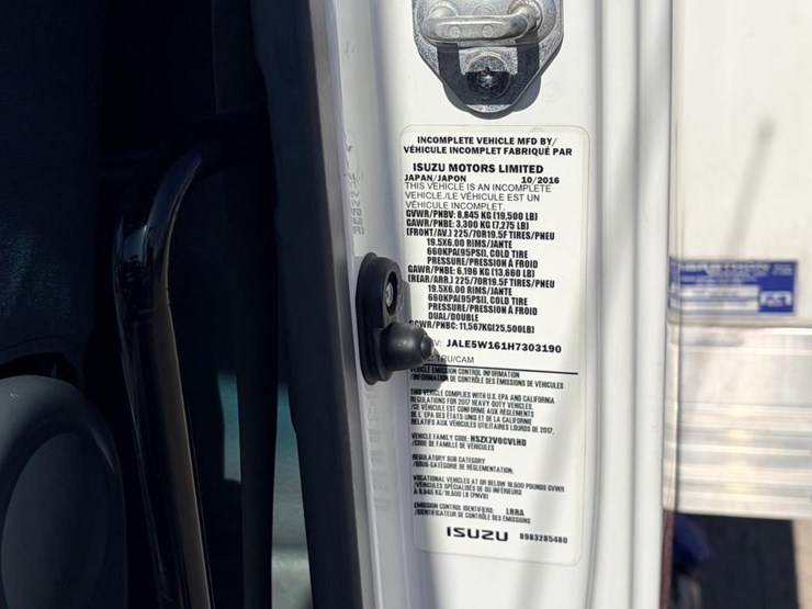 2017-isuzu-nrr-image-23