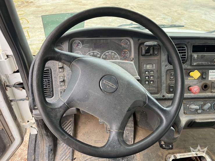 2018-freightliner-m2-106-image-16