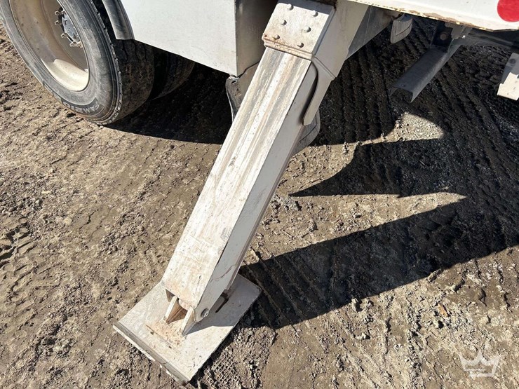 2019-freightliner-m2-106-image-22