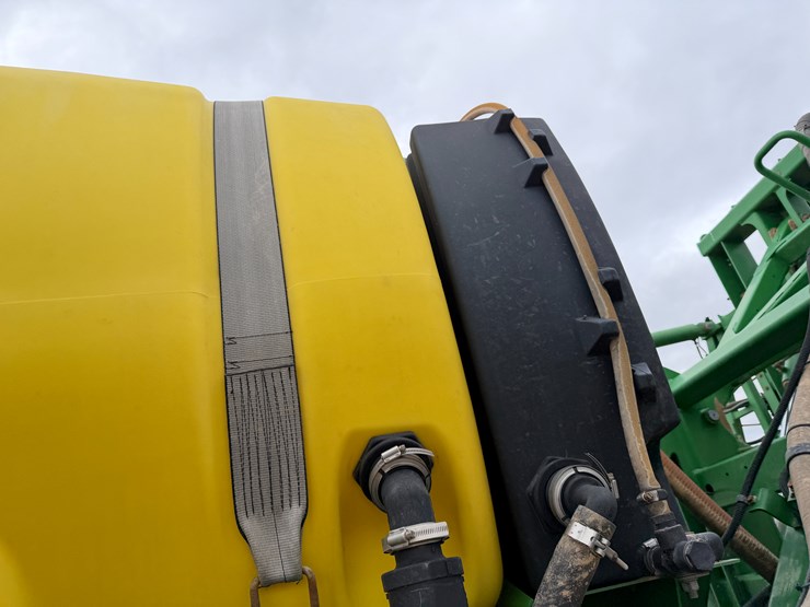 2015-john-deere-r4030-image-38