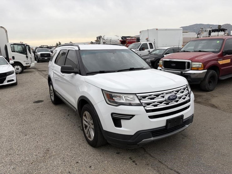 2019-ford-explorer-xlt-image-2
