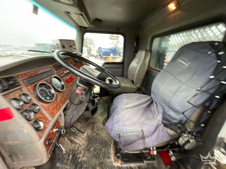 2002-kenworth-t300-image-17