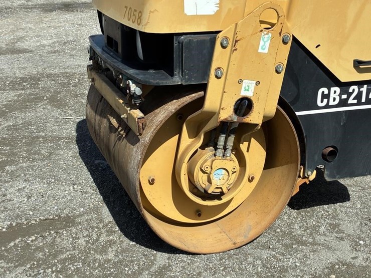2016-caterpillar-cb-214d-image-5