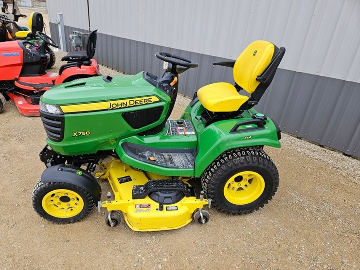 2020-john-deere-x758-image-2