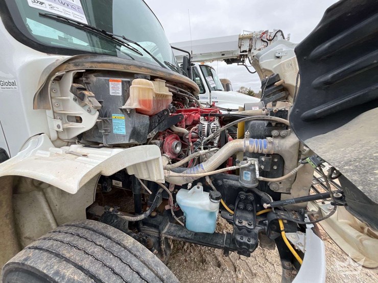 2018-freightliner-m2-106-image-10