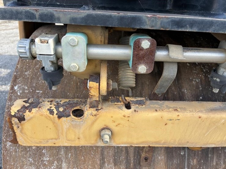 2016-caterpillar-cb-214d-image-9