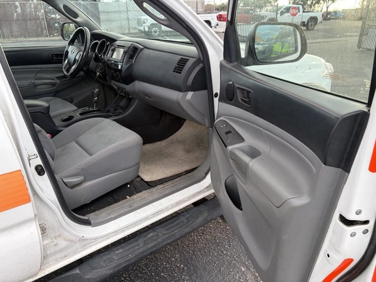 2013-toyota-tacoma-image-9