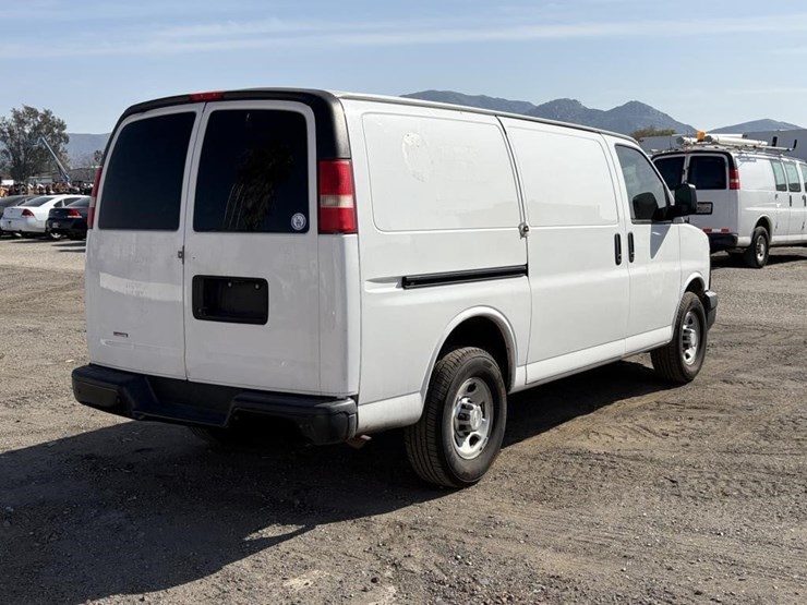 2016-chevrolet-express-2500-image-3