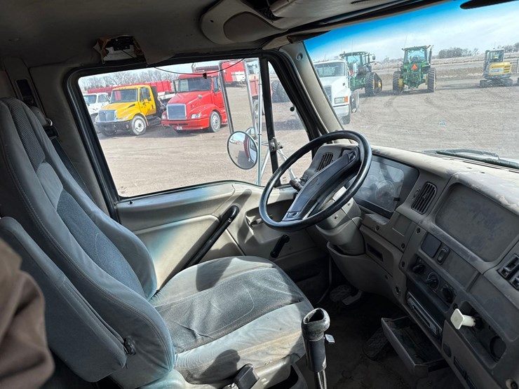 2005-sterling-lt8500-image-25