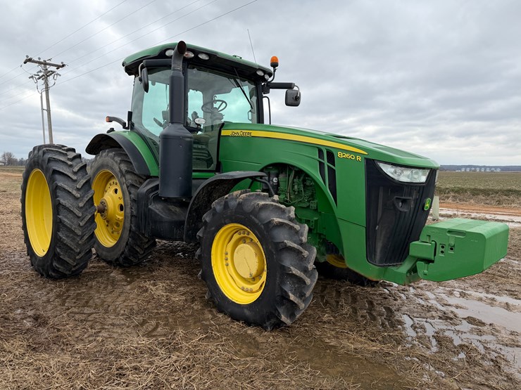 2014-john-deere-8260r-image-2