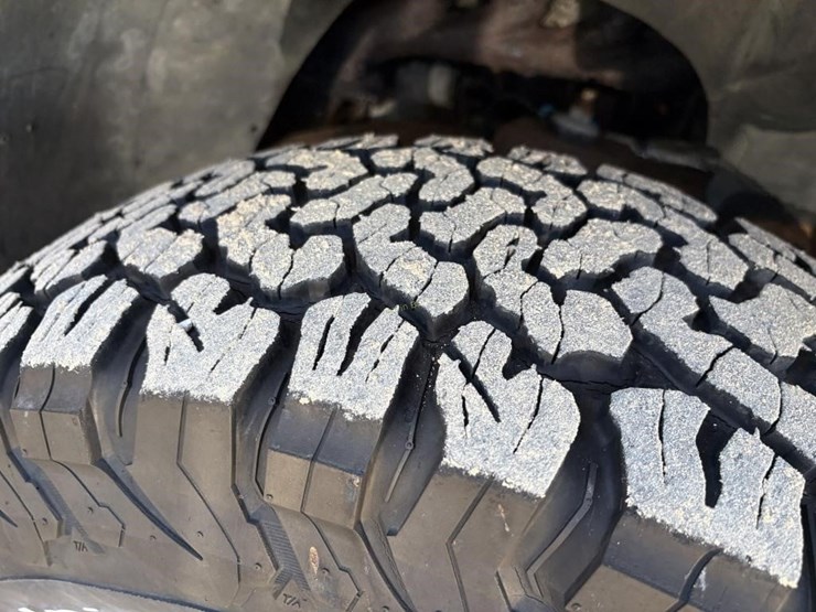 2004-chevrolet-silverado-truck-image-4