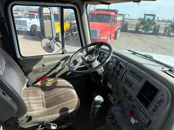 2003-mack-ch613-image-19