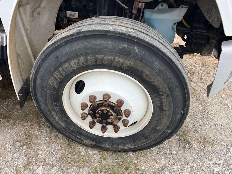 2018-freightliner-m2-106-image-37