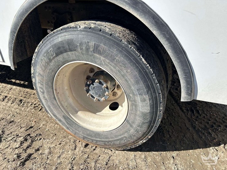 2019-freightliner-m2-106-image-42