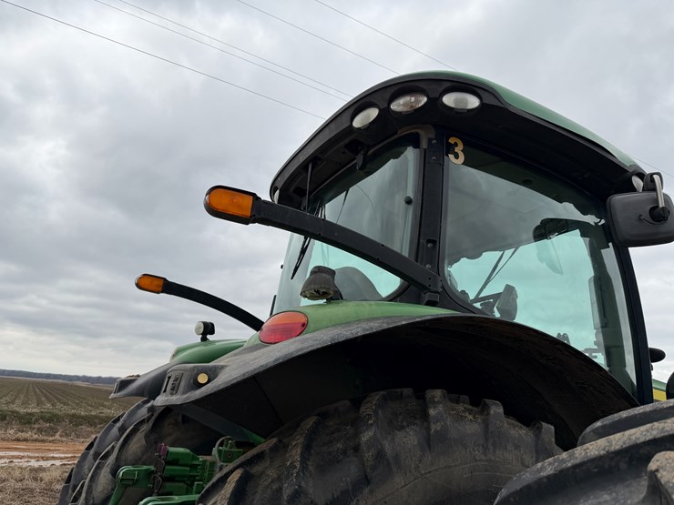 2014-john-deere-8260r-image-37