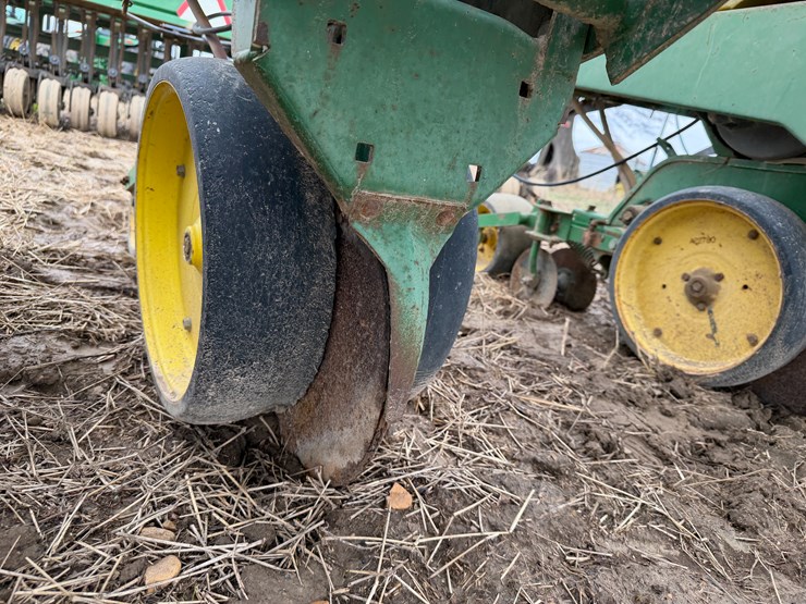 john-deere-7300-image-42