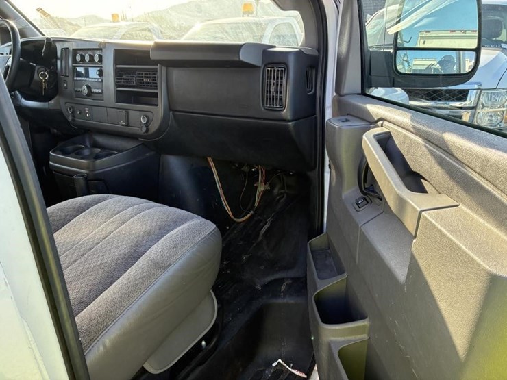 2016-chevrolet-express-2500-image-10