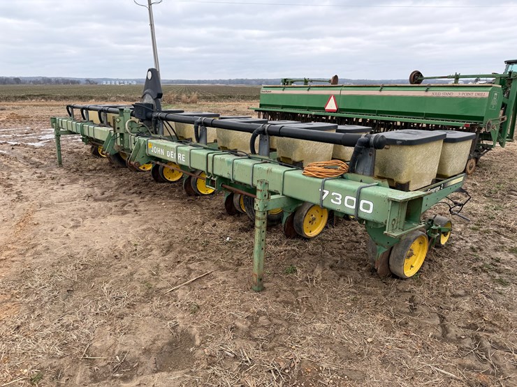 john-deere-7300-image-1