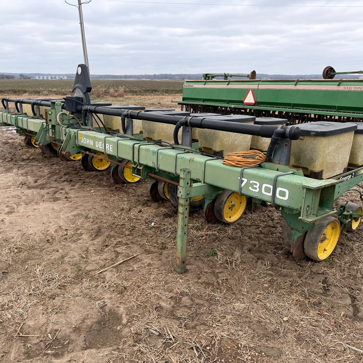 JOHN DEERE 7300