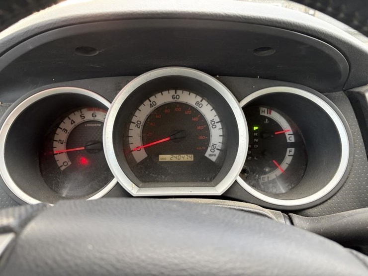 2013-toyota-tacoma-image-15