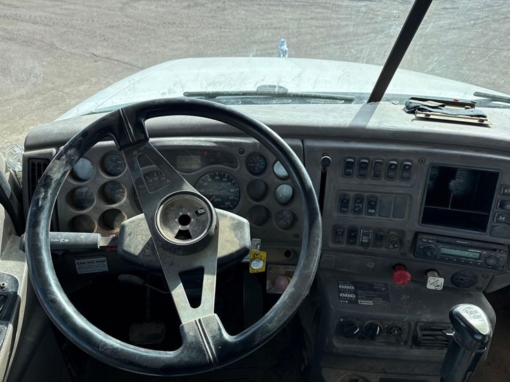 2003-mack-ch613-image-17