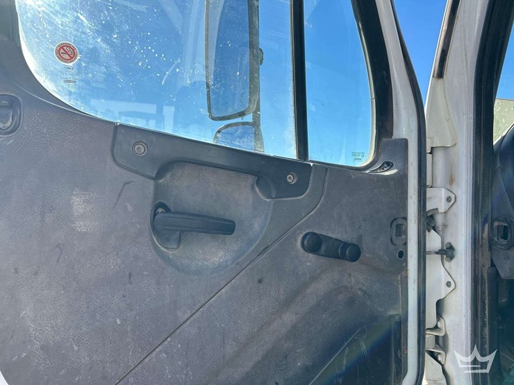 2019-freightliner-m2-106-image-11