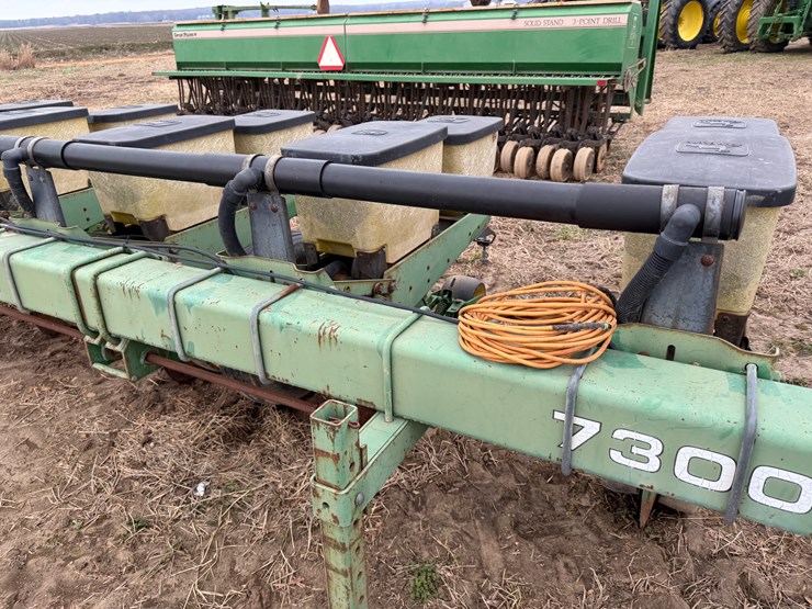 john-deere-7300-image-32