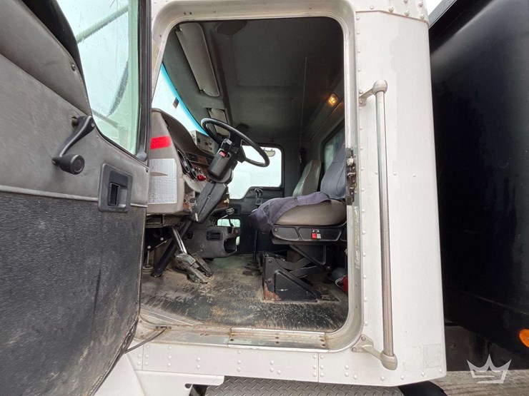 2002-kenworth-t300-image-16