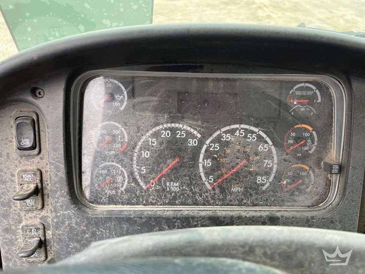 2018-freightliner-m2-106-image-15