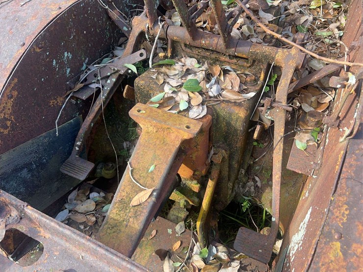 caterpillar-fifteen-crawler-image-24