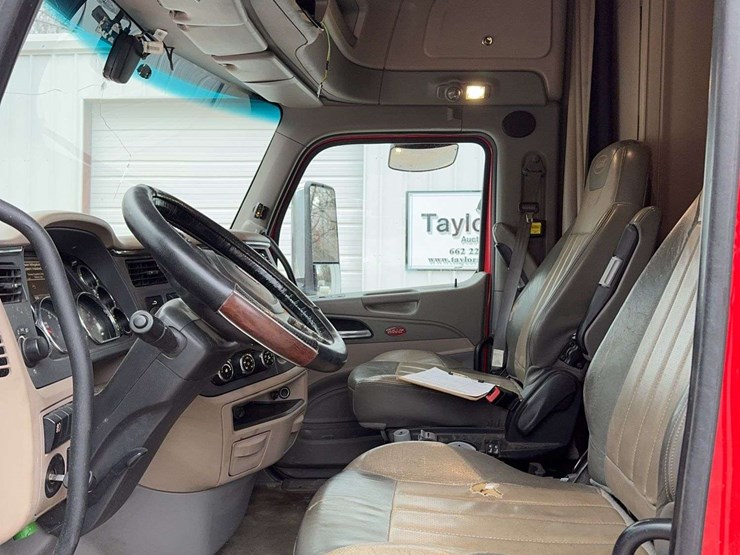 2019-peterbilt-579-image-26