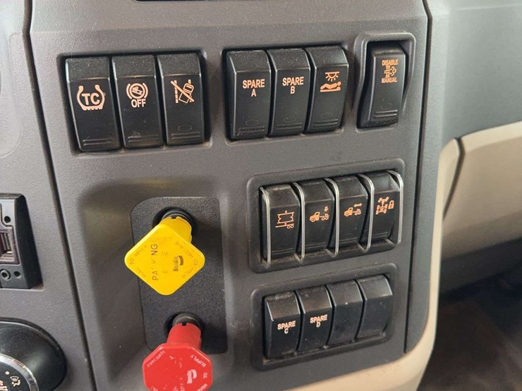 2019-peterbilt-579-image-30