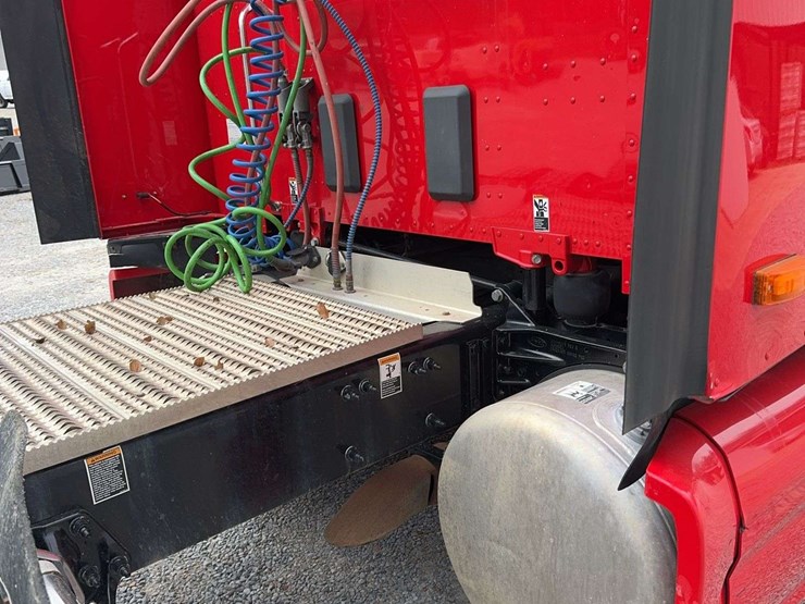2019-peterbilt-579-image-17