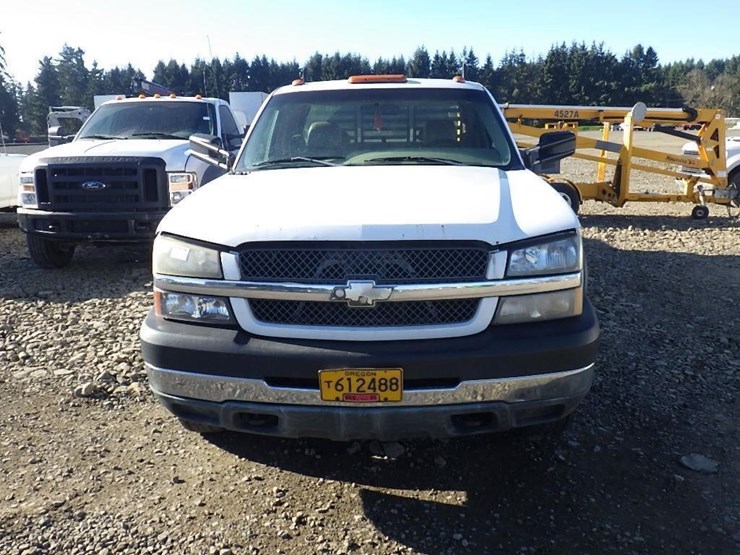 2004-chevrolet-3500-image-2