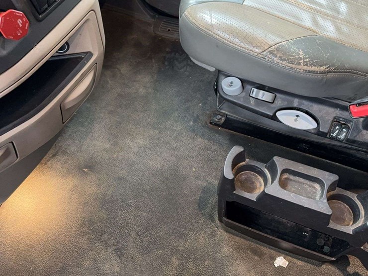 2019-peterbilt-579-image-38