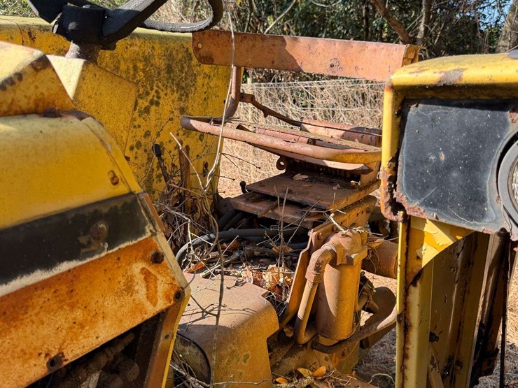 minneapolis-moline-u302-parts-tractor-image-10