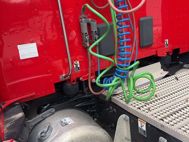 2019-peterbilt-579-image-15