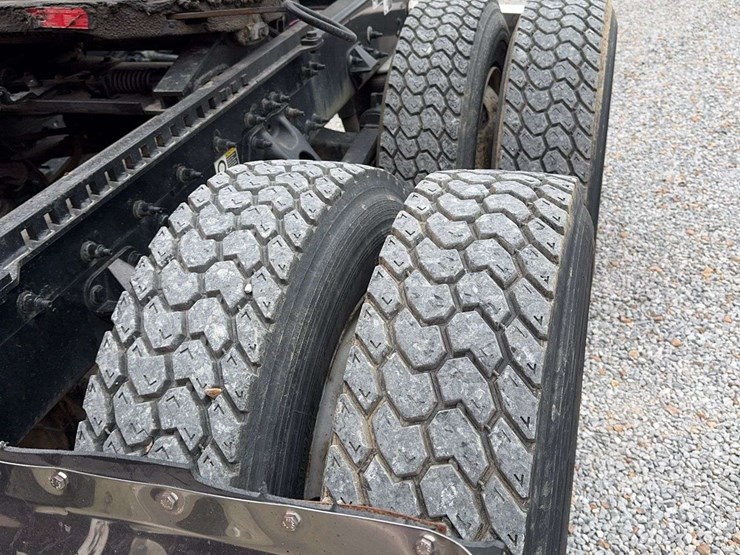 2019-peterbilt-579-image-14