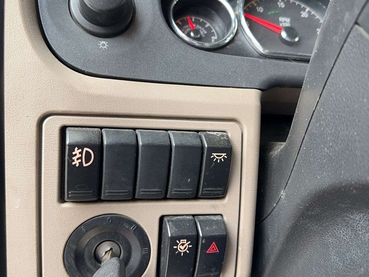 2019-peterbilt-579-image-35