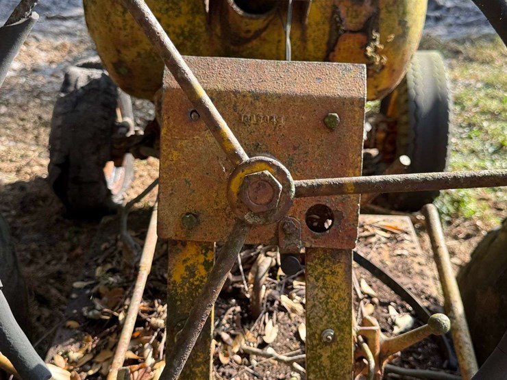 minneapolis-moline-lp-parts-tractor-image-17