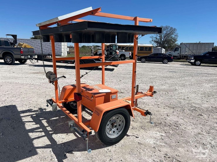 2015-k-and-k-systems-towable-solar-arrow-board-image-3