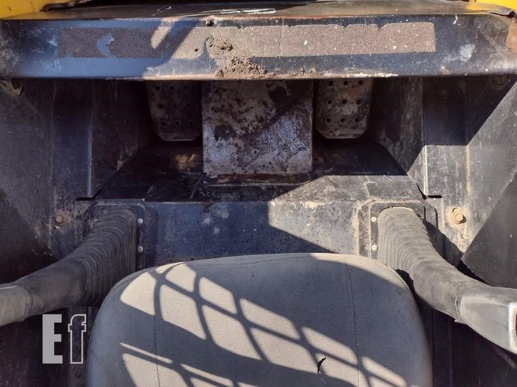 2000-deere-270-image-11