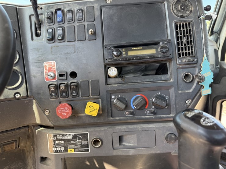 2009-mack-granite-gu713-image-22