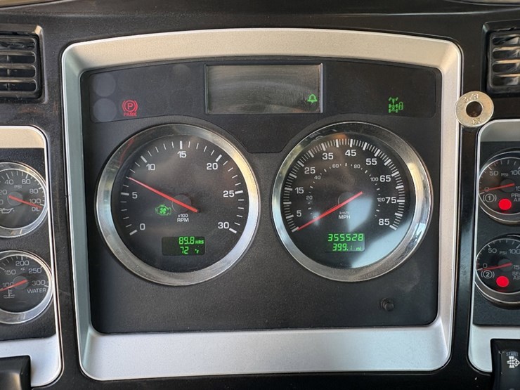 2013-kenworth-t800-image-10