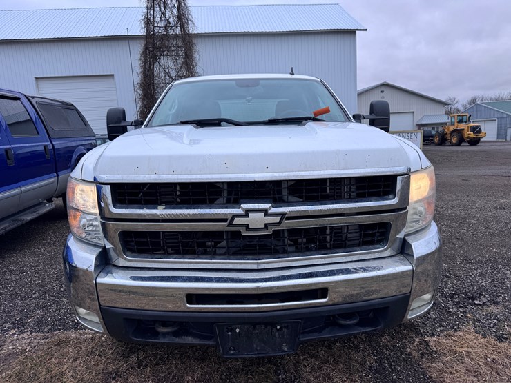 2010-chevrolet-2500hd-image-2