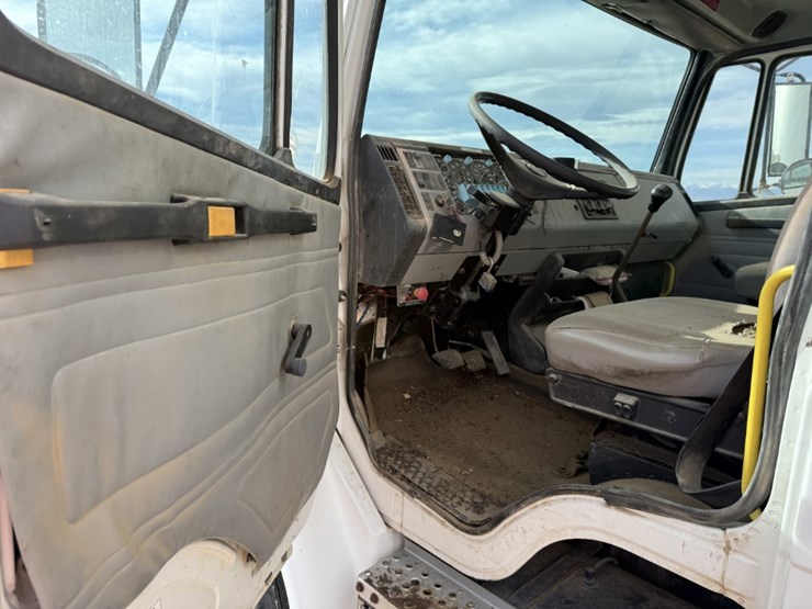 1996-freightliner-fl70-image-19